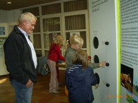 Bild: Besucher der Wanderausstellung